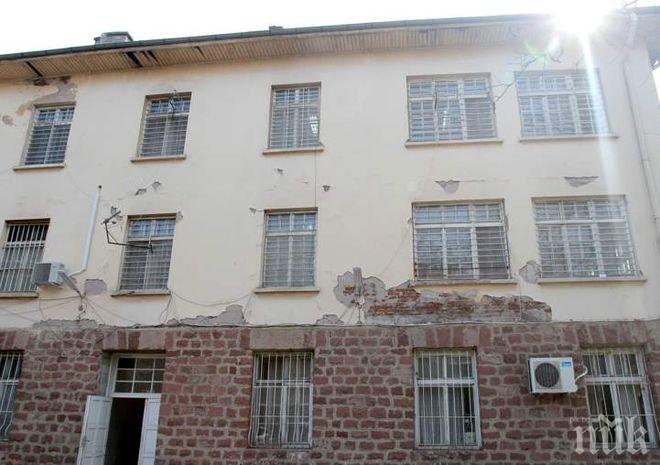 Режат леглата в лудниците, за да пестят пари