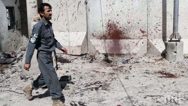 КАСАПНИЦА! Над 20 души загинаха при атентат срещу джамия в Афганистан