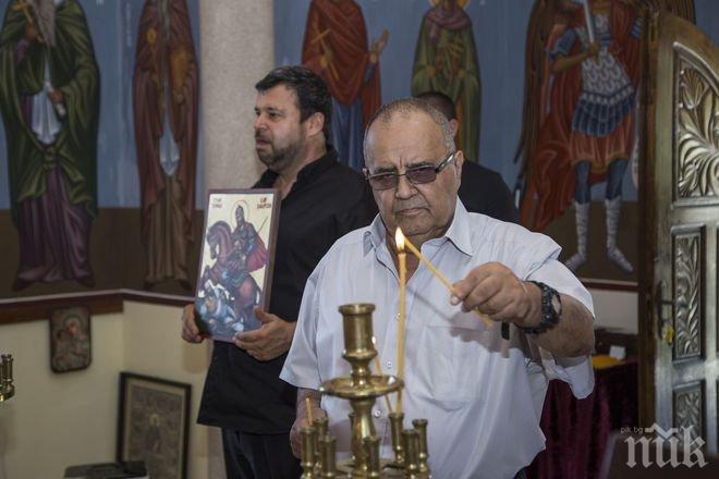 Проф. Божидар Димитров дари икона на командира на Военноморска база „Атия”