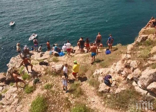 Адреналин! Стотици скочиха от скалите на Тюленово