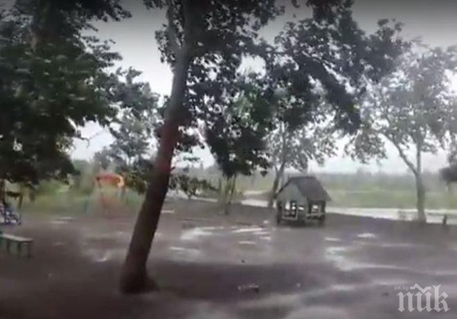 Стихия! Буря разруши купола на ремонтирания наскоро спортен комплекс в Тува (ВИДЕО)