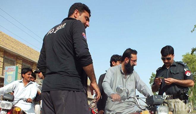 Четирима загинали и петима пострадали при взрив на бомба в Пакистан