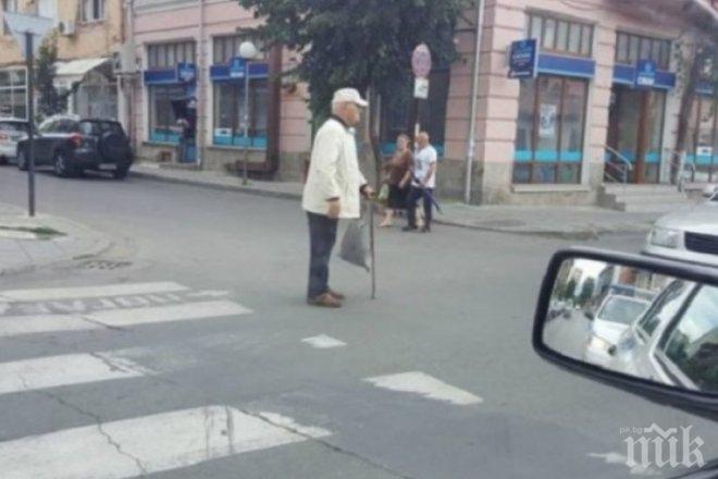 Този стопаджия побърка Кюстендил! Дядката скача в колите по светофарите
