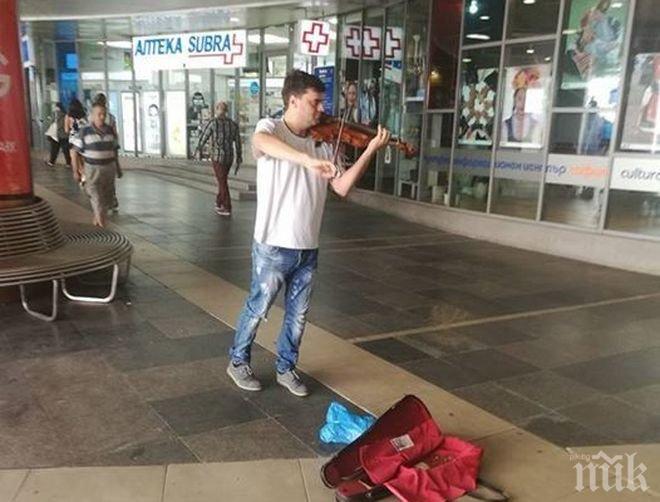 Атракция! Двойник на световноизвестния цигулар Васко Василев засвири в подлеза на СУ (СНИМКА)