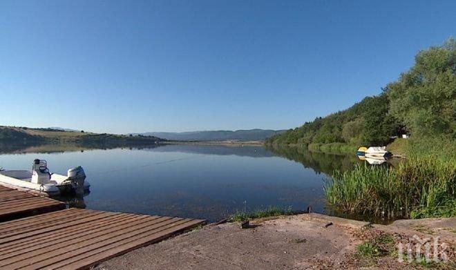 Скандално! Национали на България по гребане ловят незаконно риба в тренировъчната си база