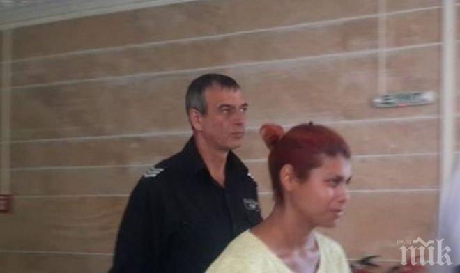 Оставиха в ареста циганката, убила бебето си, тя се хили (СНИМКИ)