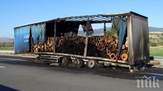 ТИР с дърва се запали на магистрала Струма