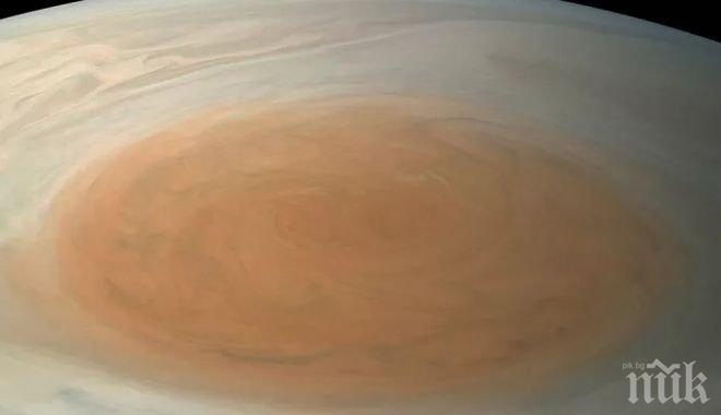 От НАСА показаха детайлна снимка на червеното петно на Юпитер