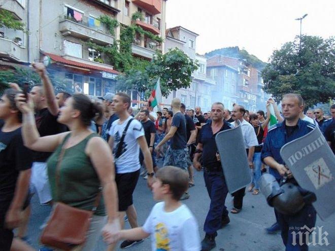 Протестите в Асеновград срещу ромите тръгнаха отново