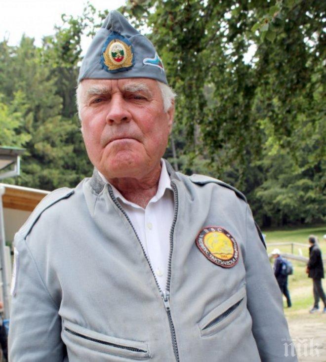 Нежна душа! Учителят на президента стяга стихосбирка  