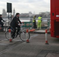 Нова GPS-система пази велосипедисти от коли в Лондон 