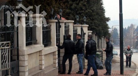 дясната ръка брендо пристигна къщата