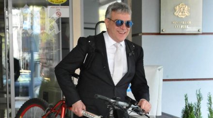 владо пенев отказа министерския мерцедес кара колело
