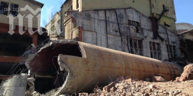 Гардове пазят разрушения комин на ТЕЦ-Перник от ромски набези