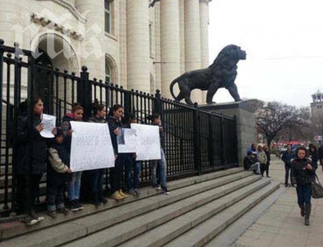 Протестираха срещу незаконните подслушвания
