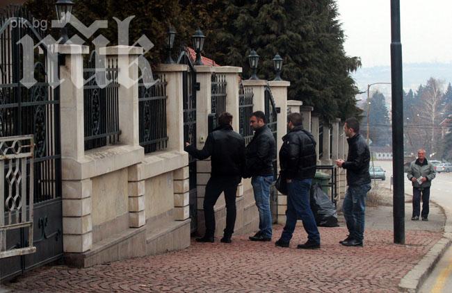 Дясната ръка на Брендо пристигна пред къщата му