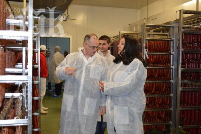 Лиляна Павлова агитира за ГЕРБ в завод за кренвирши