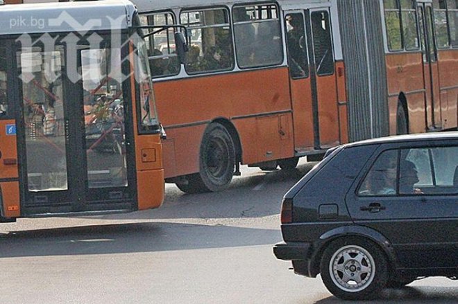 НА ТРУПЧЕТА: Патова ситуация с транспорта в София - без заплати или без плащане на ток и части