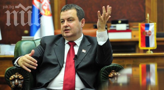 Плакат срещу Ивица Дачич му развали речта на белградския маратон 