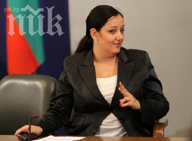 Лиляна Павлова дава акъл предизборно на моторджии във Варна