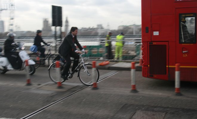 Нова GPS-система пази велосипедисти от коли в Лондон 