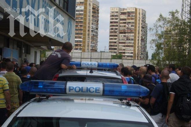 Фенове на Левски нападнаха телевизионен екип