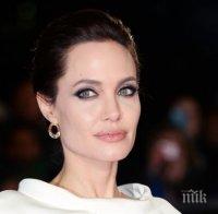 Анджелина Джоли пристигна в Гърция с Киану Рийвс