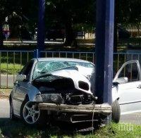 Зверски удар! БМВ се заби в стълб, двама са болница