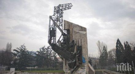 садят трева мястото бутнатия паметник ндк