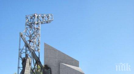 камиони затрупаха камъни пръст мястото където издигаше паметника 1300 години българия