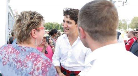 фурор премиерът канада появи килт шотландски фестивал източно онтарио снимки