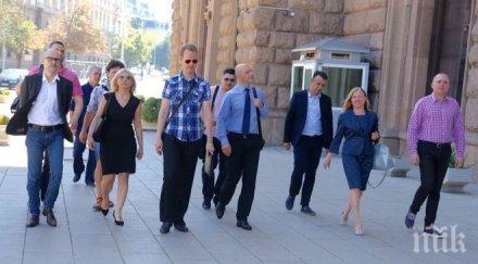 рекет протестъри натискат радев вето три закона