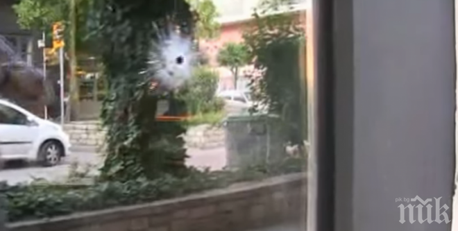Безразборна стрелба в Атина: Куршум уцели млада жена!