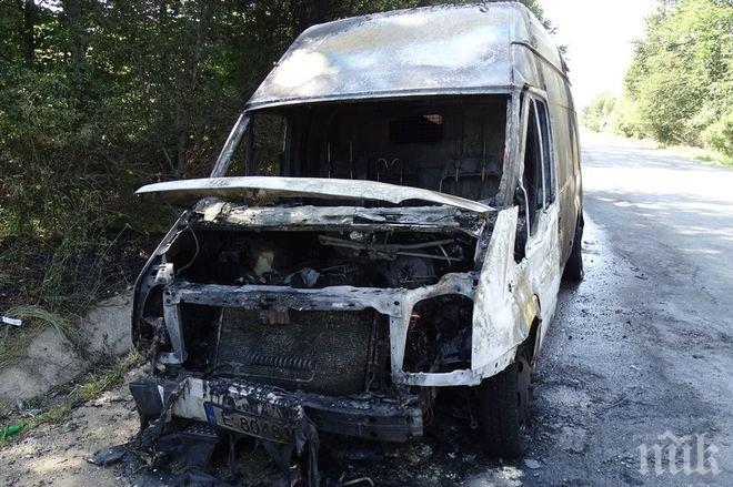 Микробус, превозващ алкохол, пламна на прохода Предел