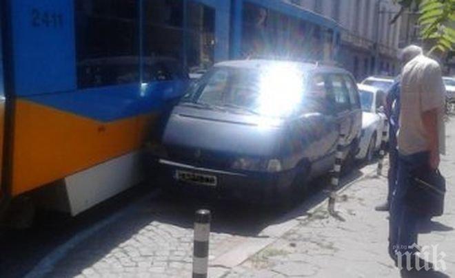 Катастрофа между трамвай и неправилно паркиран автомобил предизвика задръстване в центъра на София (СНИМКИ)