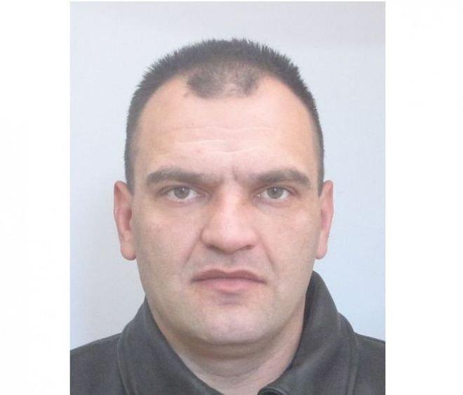 ИЗВЪНРЕДНО! Полицията на крак, издирват луд беглец от Карлуково