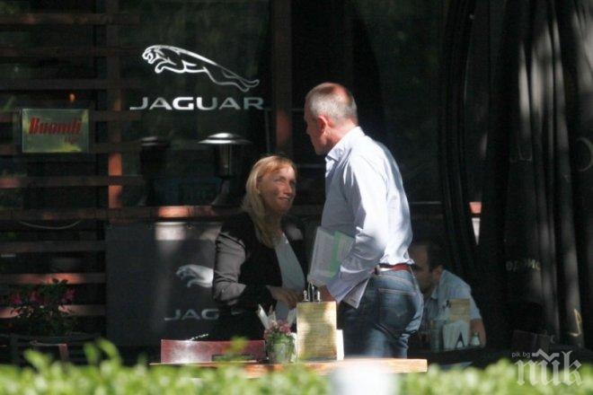 БОМБА В ПИК И РЕТРО! Елена Йончева с чужд мъж - червената депутатка тотално заряза семейството си заради политиката (ПАПАРАШКИ СНИМКИ)