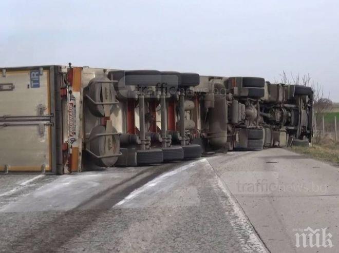 ТИР се обърна на пътя Шумен-Карнобат, затвориха Ришкия проход