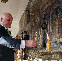 Димитър Главчев запали свещ в Бигорския манастир (СНИМКИ)