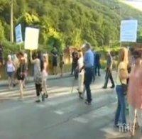Недоволство! Жители на „Княжево“ и Владая отново протестираха на пътя София - Перник