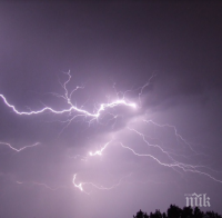 Мълния подпали гората край Бобов дол