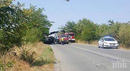 ужасяваща гледка тежка катастрофа пътя каблешково медово млад мъж заклещен кола снимки