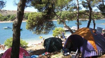 двама къмпингуващи българи арестувани гърция