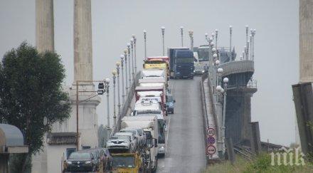 почти километра колона товарни автомобили изхода гкпп капитан андреево