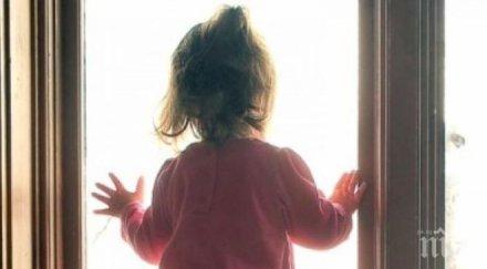 трагедия годишно момиченце падна прозореца махайки татко