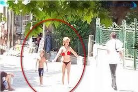 тотално изтрещяване чисто гола блондинка търчи джапанки бургас снимка