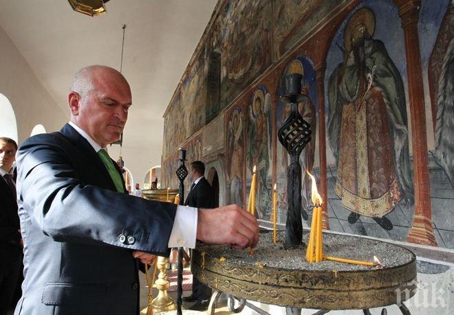 Димитър Главчев запали свещ в Бигорския манастир (СНИМКИ)