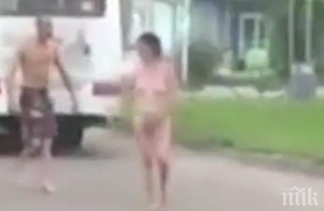 ЖЕГА+ВОДКА: Чисто гола жена се разходи по улица в Русия (ВИДЕО)