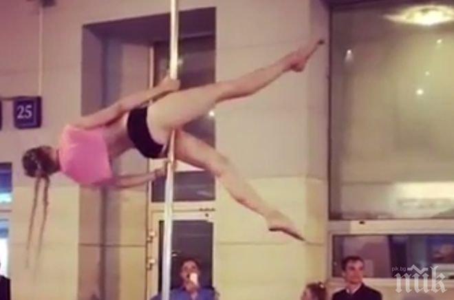 Полугола мацка се кълчи на пилон върху капака на автомобил (ВИДЕО)