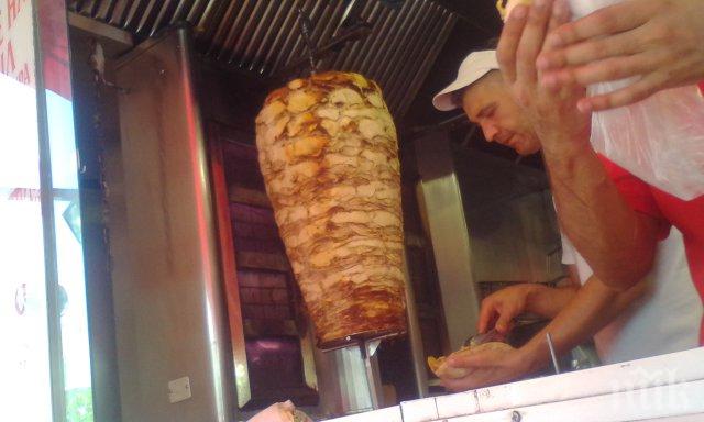 ШОКИРАЩО! Внимавайте какво ядете! Дюнерите в жегата - пот и мръвки в едно